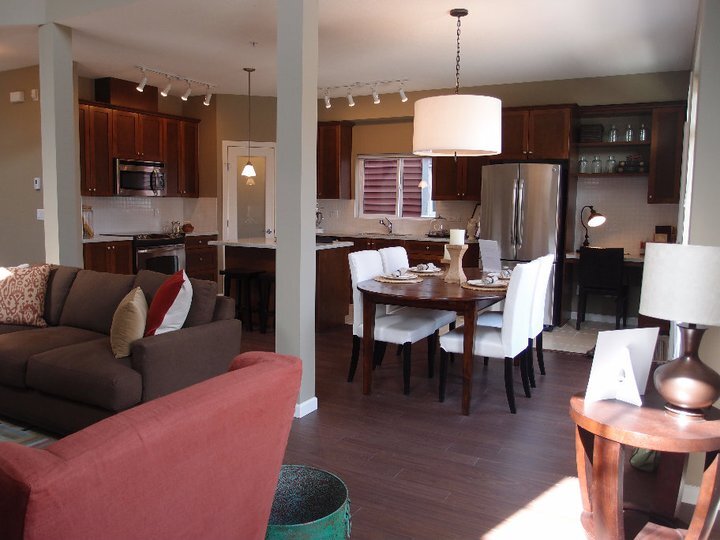 10138 240 St in Maple Ridge, BC - Building Photo