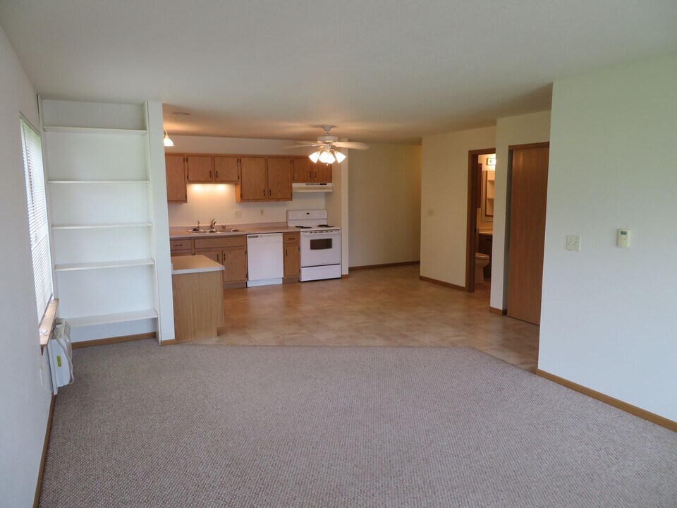 612 W State St in Hartford, WI - Building Photo