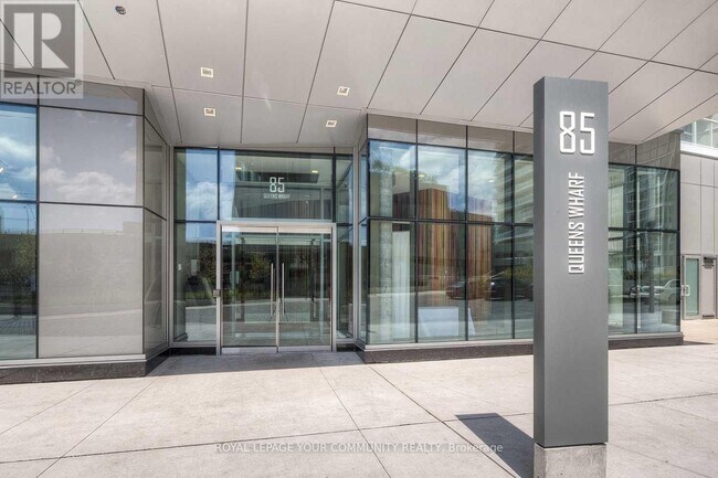 85-985 Queens Wharf Rd in Toronto, ON - Building Photo - Building Photo