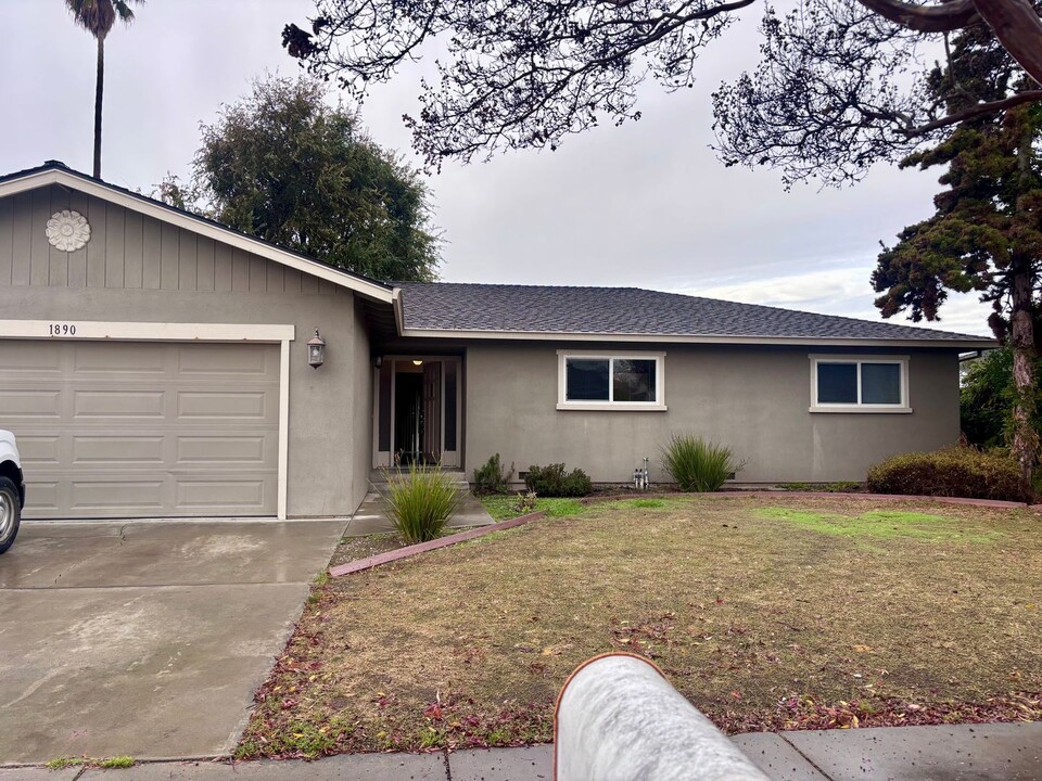 1890 Cerra Vista Dr in Hollister, CA - Foto de edificio