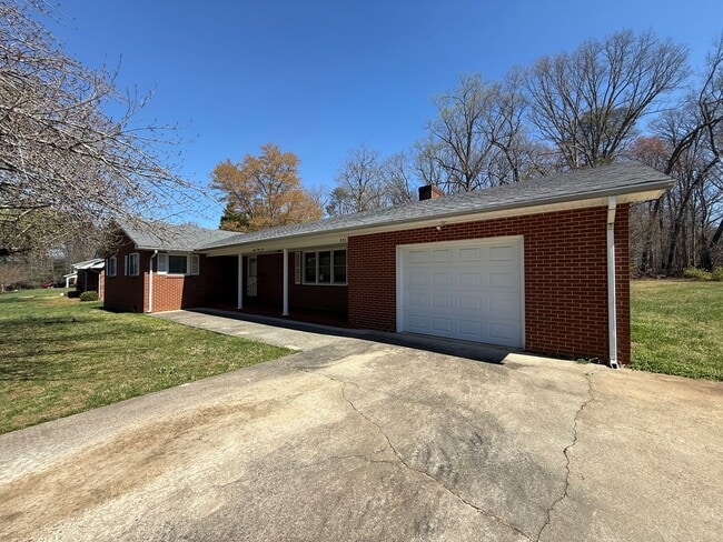 831 Delmonte Dr NW in Winston-Salem, NC - Building Photo - Building Photo