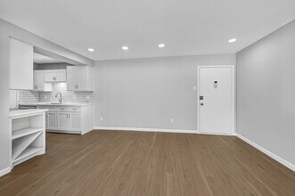 7555 Katy Fwy in Houston, TX - Foto de edificio - Building Photo