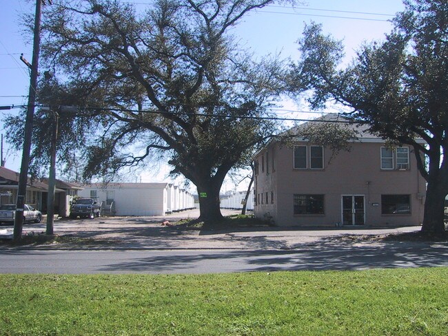 7500 Chef Menteur Hwy in New Orleans, LA - Building Photo - Building Photo