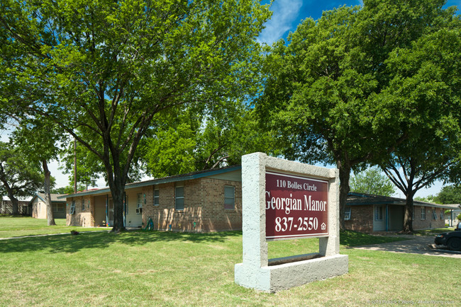 Georgian Manor in Austin, TX - Building Photo - Building Photo