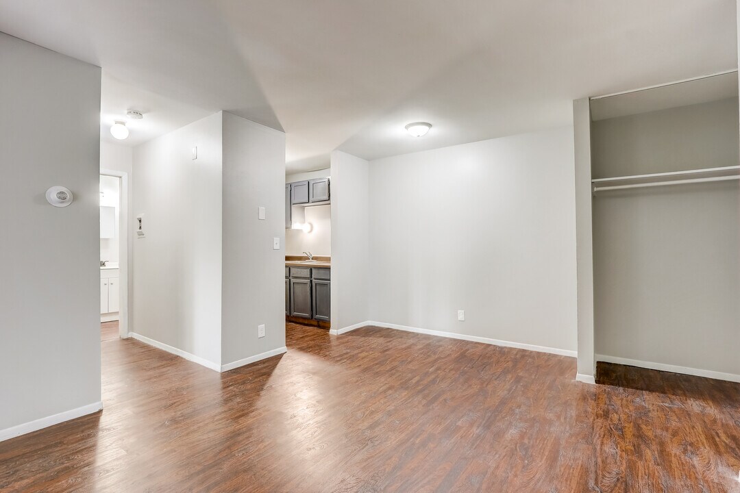 1305 W Locust St in Milwaukee, WI - Building Photo