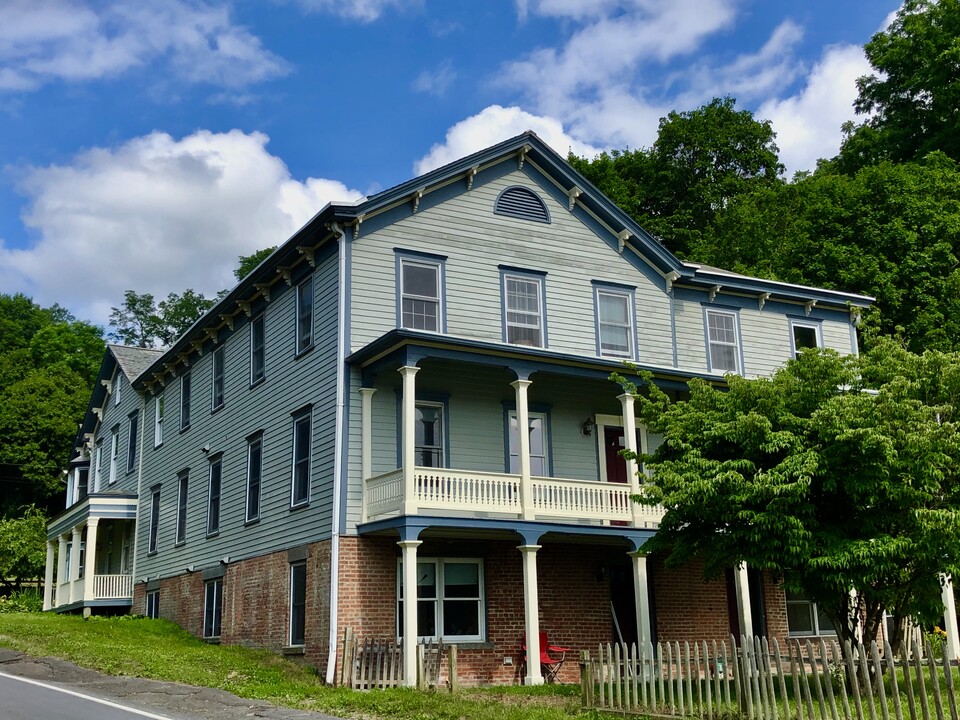 Stuyvesant Hotel in Stuyvesant, NY - Building Photo