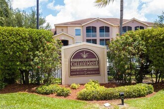9025 Colby Dr in Ft. Myers, FL - Foto de edificio - Building Photo