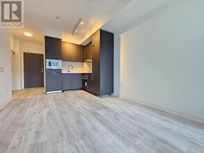 8-S518 Olympic Gdn Dr in Toronto, ON - Building Photo - Building Photo