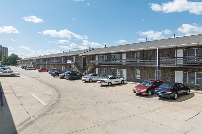 Residences on College Hill in Cedar Falls, IA - Building Photo - Building Photo
