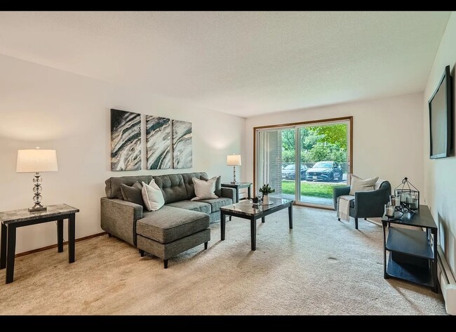 2200 Midland Grove Rd, Unit 103 in Roseville, MN - Building Photo - Building Photo