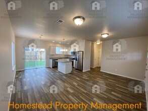 1856 SE Blueberry St in Dallas, OR - Building Photo - Building Photo