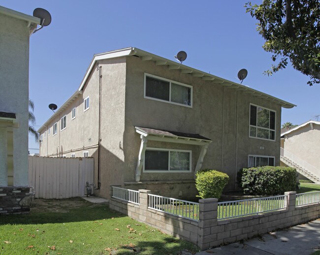 2320 E Santa Fe Ave in Fullerton, CA - Building Photo - Building Photo