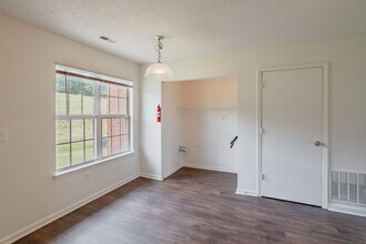 Huron Heights/Huron Ridge in Ypsilanti, MI - Building Photo - Interior Photo