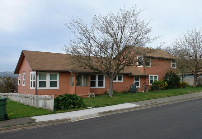 2168 Linwood Ave in Santa Rosa, CA - Foto de edificio - Building Photo