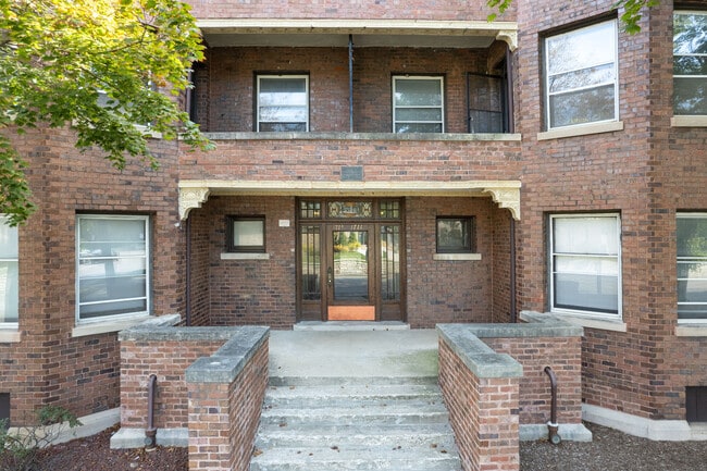 1703-13 Ridge Ave. in Evanston, IL - Foto de edificio - Building Photo