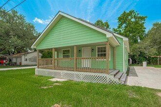 8414 Main St in Needville, TX - Foto de edificio - Building Photo