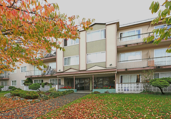 Casa Linda Apartments in Burnaby, BC - Building Photo - Building Photo