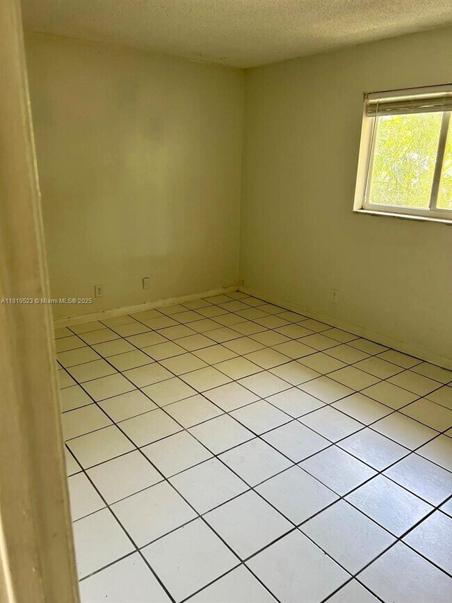 1111 SW 4th St-Unit -10 in Fort Lauderdale, FL - Building Photo - Building Photo