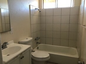 Franklin Terrace Apartments in Pomona, CA - Foto de edificio - Building Photo