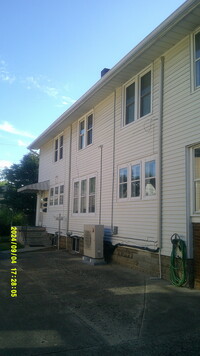 921 W 8th St, Unit A in Anderson, IN - Foto de edificio - Building Photo