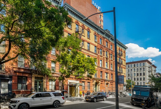 303 W 21st St in New York, NY - Foto de edificio - Building Photo