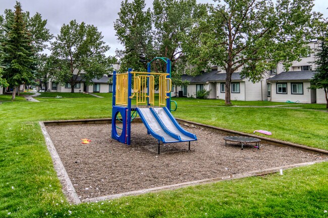 Russet Court in Calgary, AB - Building Photo - Building Photo