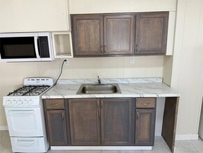 109 Harrisburg St, Unit Apartment 1 in Bay Shore, NY - Building Photo - Building Photo