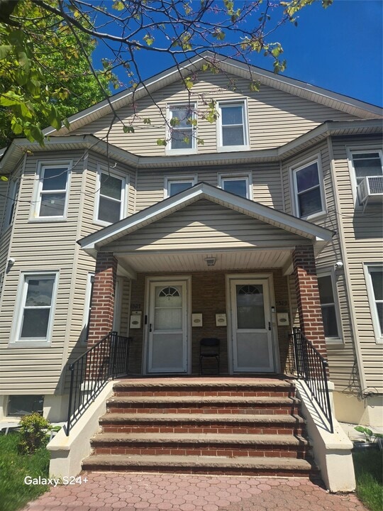 45-27 Clearview Expy in Queens, NY - Building Photo