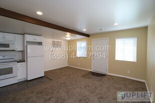 324-324 7th St in Ramona, CA - Building Photo