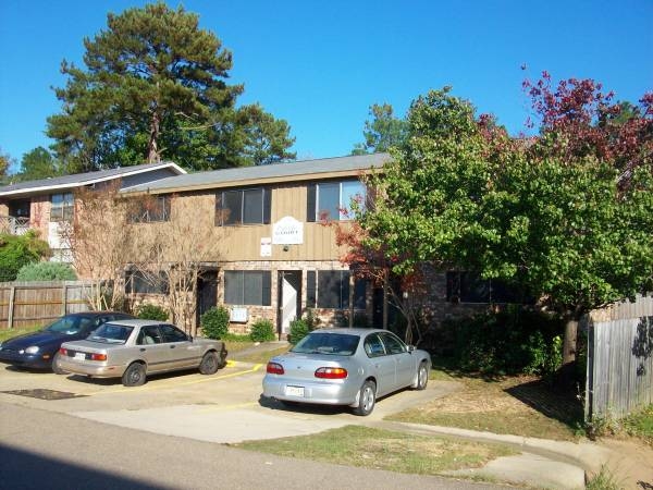 Caleigh's Court in Hattiesburg, MS - Building Photo