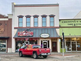 105 W Hickory St in Denton, TX - Building Photo