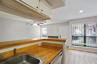 6633 W Airport Blvd in Houston, TX - Foto de edificio - Building Photo