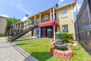Belarbor Apartments in Houston, TX - Building Photo