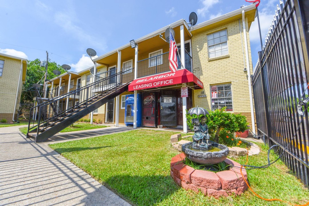 Belarbor Apartments in Houston, TX - Foto de edificio