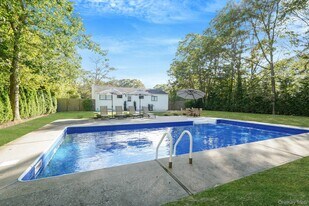 138 W Tiana Rd in Hampton Bays, NY - Building Photo