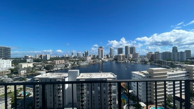 427 Golden Isles Dr in Hallandale Beach, FL - Building Photo
