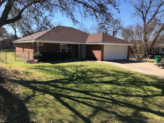 411 S Avenue F in Clifton, TX - Building Photo