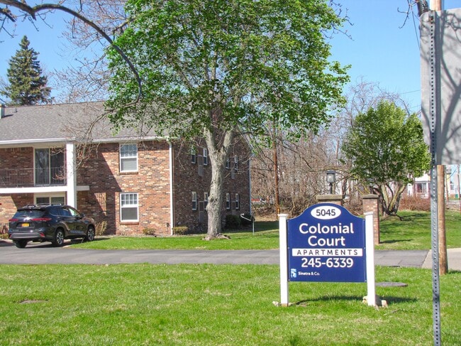 Colonial Court Apartments in Buffalo, NY - Foto de edificio - Building Photo