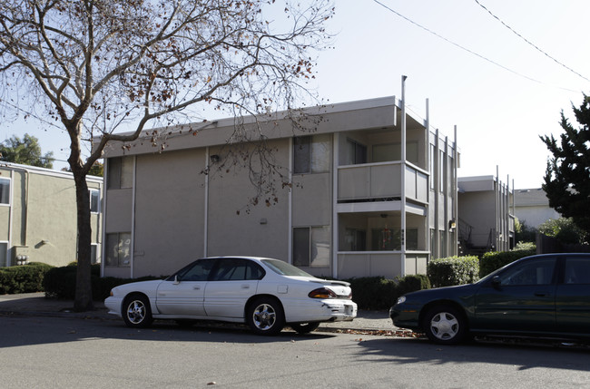 2910 Revere Ave in Oakland, CA - Building Photo - Building Photo