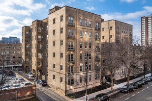 Renaissance - 901 W Argyle St in Chicago, IL - Building Photo