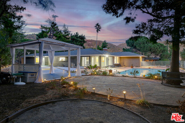 1745 Manzanita Park Ave in Malibu, CA - Foto de edificio - Building Photo