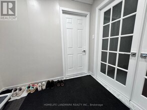 35 Robingrove Rd in Toronto, ON - Building Photo - Building Photo