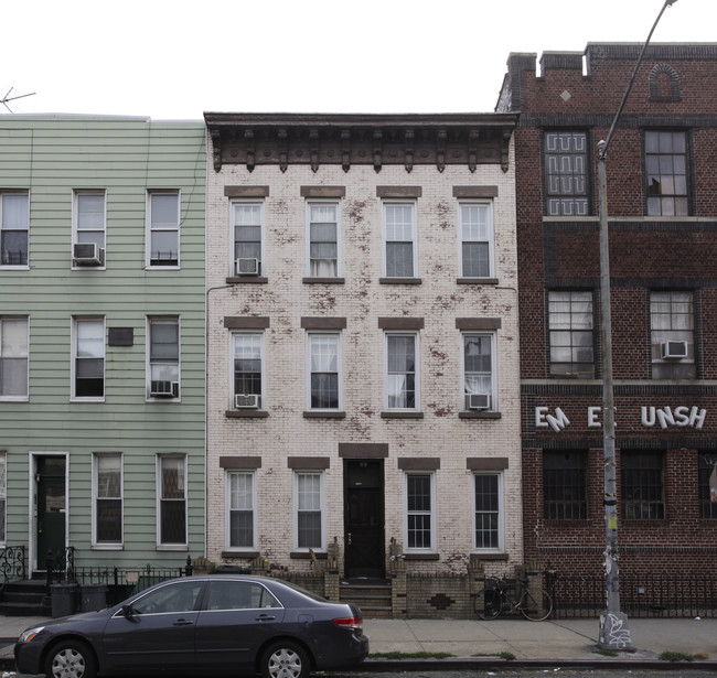 724 Metropolitan Ave in Brooklyn, NY - Building Photo - Building Photo