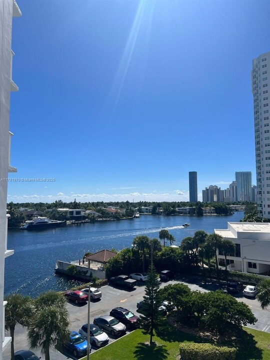 20515 E Country Club Dr in Aventura, FL - Foto de edificio