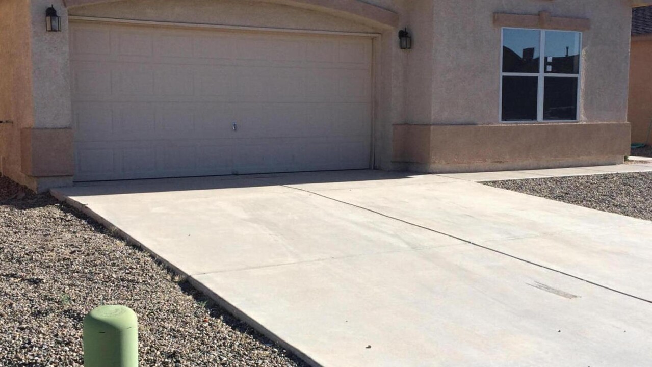 41 Avenida Jardin in Los Lunas, NM - Foto de edificio