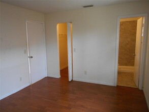 782 NW 103rd Ter, Unit 201 in Pembroke Pines, FL - Foto de edificio - Building Photo