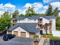 Carriage House in University Place, WA - Foto de edificio - Building Photo