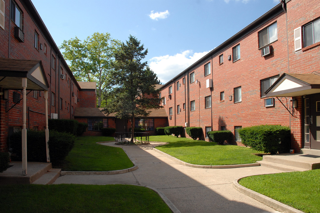 Hunt Club Apartments in Media, PA - Building Photo