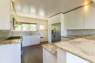 854 Oneonta Dr in South Pasadena, CA - Building Photo - Building Photo