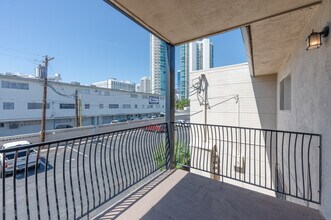 Park Arms Apartments in Las Vegas, NV - Building Photo - Interior Photo